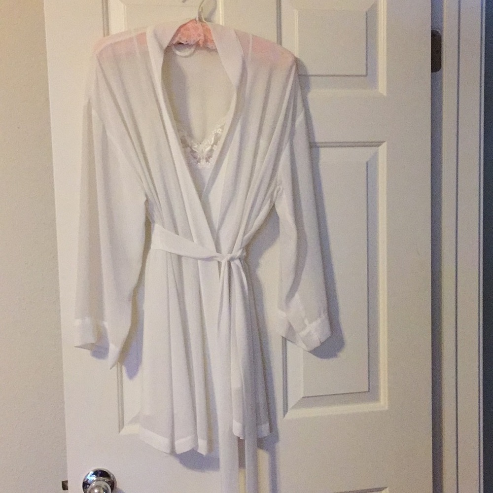 Victoria’s Secret negligee’ w/ matching robe